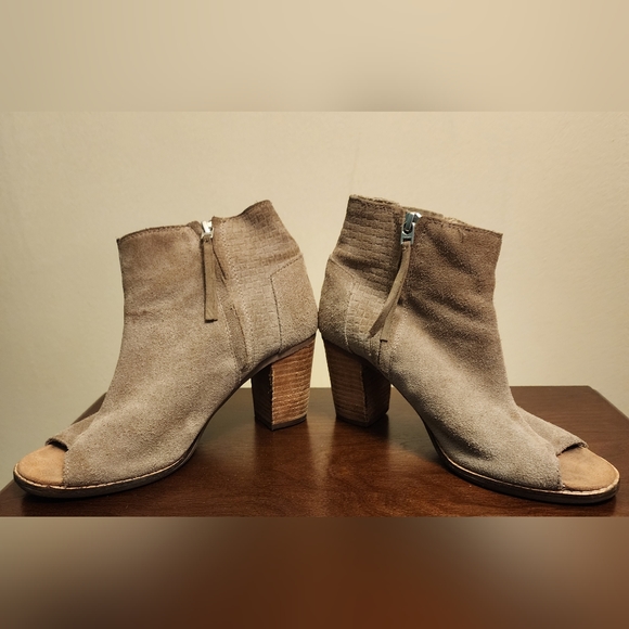 Toms Shoes - TOMS Lunata Suede Distressed Stacked Heel AnkleBootie Size 7.5